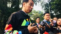 Presiden Jokowi mengenakan jaket Asian Games saat menerima 272 perwakilan siswa-siswi OSIS SMA berprestasi se-Indonesia di Istana Kepresidenan Bogor.