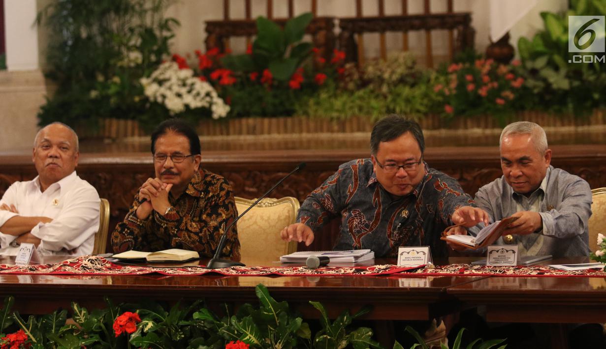 Menteri PPN/Kepala Bappenas Bambang Brodjonegoro (kedua kanan) bersama Menteri ART/Kepala BPN Sofyan Djalil, Gubernur Kaltim Isran Noor dan Menteri PUPR Basuki Hadimudjono saat konferensi pers terkait pemindahan Ibu Kota di Istana Negara, Jakarta, Senin (26/8/2019). (Liputan6.com/Angga Yuniar)