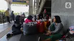 Warga terdampak kebakaran beristirahat memenuhi area pelataran Stasiun Kereta Api Bandara, Manggarai, Jakarta, Selasa (13/8/2024). (Liputan6.com/Angga Yuniar)