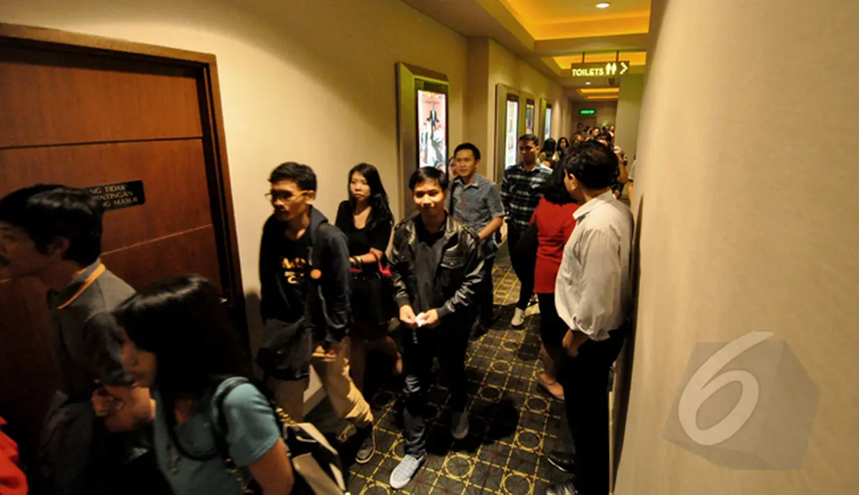 Antrean penonton sebelum memasuki studio saat premier film Focus di Plaza Indonesia, Jakarta. Foto diambil pada Selasa (24/2/2015). (Liputan6.com/Faizal Fanani)