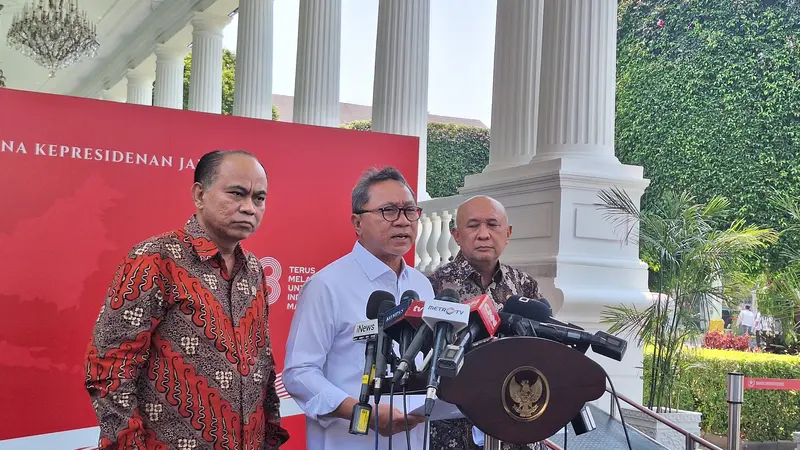 Menteri Perdagangan (Mendag) Zulkifli Hasan usai rapat bersama Presiden Joko Widodo atau Jokowi di Kompleks Istana Kepresidenan Jakarta, Senin (25/9/2023).