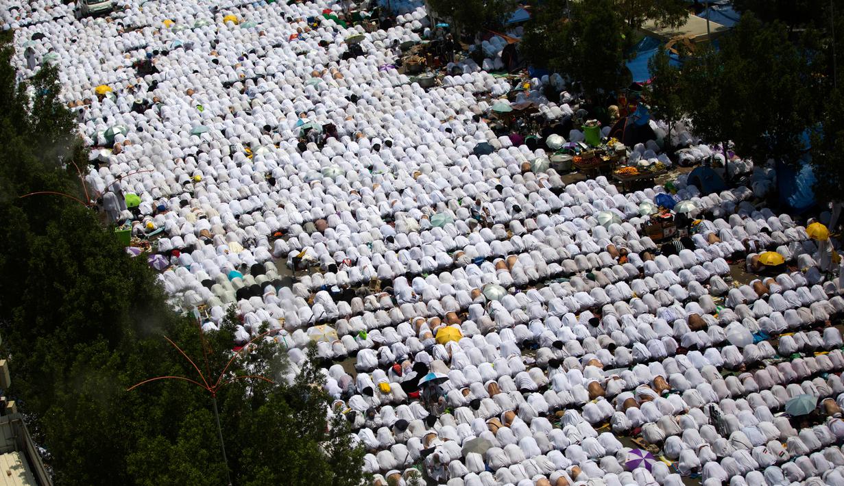 Ribuan jemaah haji melakukan sujud saat salat zuhur di luar masjid Namirah di Kota Arafah, Arab Saudi (31/8). Menurut hikayat setempat, masjid ini merupakan salah satu saksi pertama kali Rasulullah melaksanakan ibadah haji. (AP Photo / Khalil Hamra)