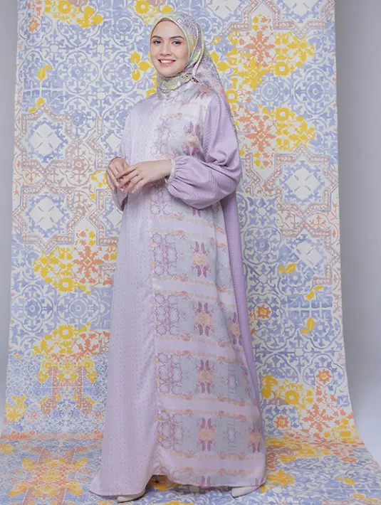 <p>Dress ungu bermotif dari Doa Indonesia ini juga bisa membuat tampil elegan saat Lebaran. Padukan dengan kerudung warna serupa. Credit: Blibli</p>