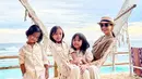 Saat Ririn Dwi Ariyanti berlibur, ia tak lupa mengajak buah hatinya. Momen Ririn liburan di pantai melepas penat bersama anaknya ini mencuri perhatian. Netizen menyebut Ririn Dwi Ariyanti terlihat menawan dan awet muda. (Liputan6.com/IG/@ririndwiariyanti)