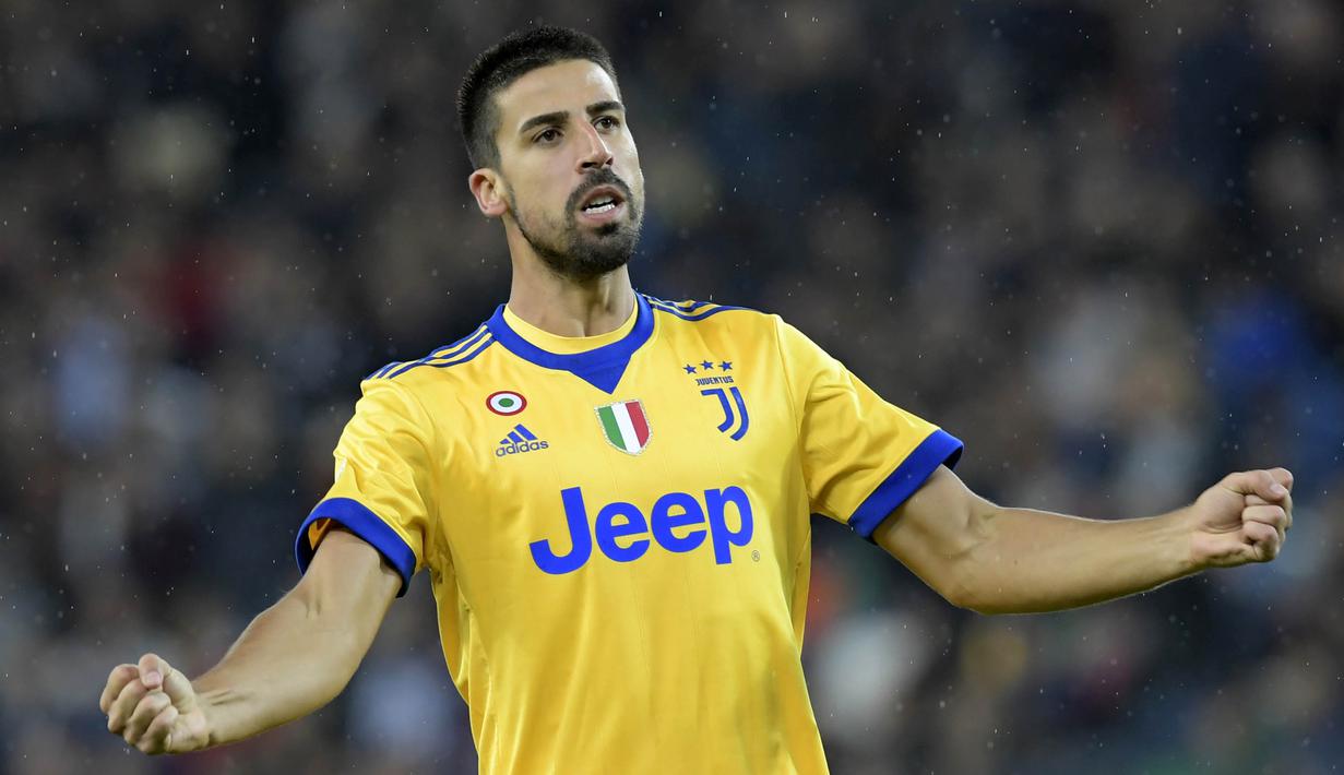 Gelandang Juventus, Sami Khedira, merayakan gol yang dicetaknya ke gawang Udinese pada laga Serie A Italia di Stadion Friuli, Udine, Minggu (22/10/2017). Udinese kalah 2-6 dari Juventus. (AP/Alberto Lancia)