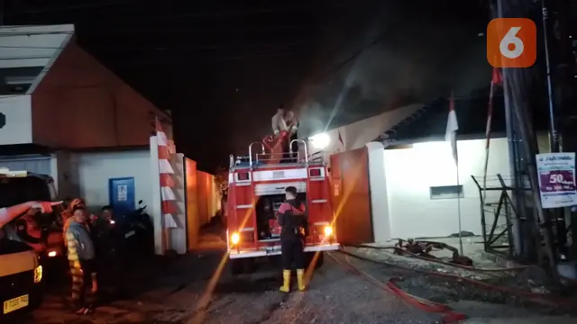 Kebakaran gudang Air Mineral Dalam Kemasan (AMDK) di Kota Sukabumi, kerugian ditaksir Rp50 juta (Liputan6.com/Fira Syahrin).