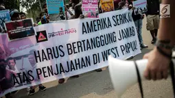 Massa Front Rakyat Indonesia untuk West Papua (FRI-West Papua) menggelar unjuk rasa di depan Kedutaan Besar Amerika Serikat, Jakarta, Kamis (15/8/2019). Massa mengecam Amerika Serikat dan memintanya bertanggung jawab atas penjajahan yang dilakukan di West Papua. (Liputan6.com/Faizal Fanani)
