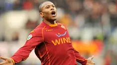 AS Roma's Brazialian forward Julio Cesar Baptista celebrates scoring against Genoa on February 8, 2009 at Olympic stadium in Rome. AS Roma defeated Genoa 3-0. AFP PHOTO / CHRISTOPHE SIMON 