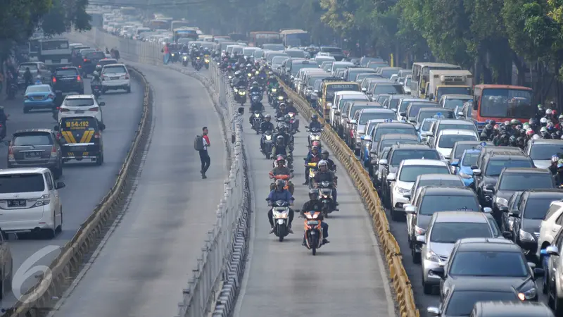 20151029-Potret Pelanggaran Lalu Lintas yang Kian Marak di Ibukota-Jakarta