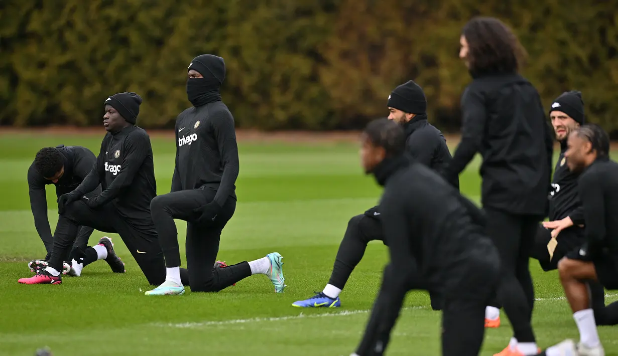 Para pemain Chelsea melakukan pemanasana selama sesi latihan tim di fasilitas pelatihan Chelsea Cobham di Stoke D'Abernon, London (6/3/2023). Duel Chelsea vs Dortmund di leg kedua Liga Champions ini diprediksi akan berjalan sengit. Joao Felix dan kawan-kawan diuntungkan akan bermain di markas sendiri.(AFP/Glyn Kirk)