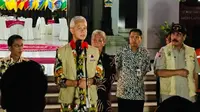 Simbolisasi penyerahan bantuan Gubernur Jateng Ganjar Pranowo bersama Forkominda Jateng di Kantor Gubernur Jawa Tengah, Semarang, Jumat (3/1/2020) malam. (Dok Badan Nasional Penanggulangan Bencana/BNPB)