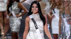 Puteri Indonesia 2015 Anindya Kusuma Putri dalam balutan dress bernuansa putih dan silver pada ajang Miss Universe 2015 di The AXIS Las Vegas, AS, Minggu (20/12). Kontestan asal Indonesia itu berhasil masuk ke-15 besar. (Ethan Miller/Getty Images/AFP)
