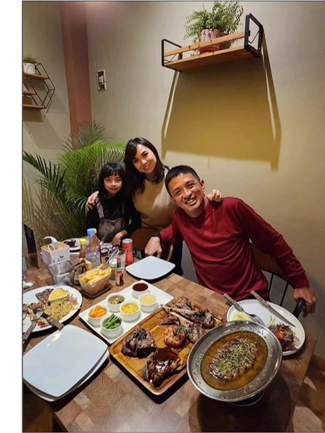 Istri Hamil Anak Kedua, Ini 6 Potret Keluarga Kecil Eza Yayang yang Harmonis