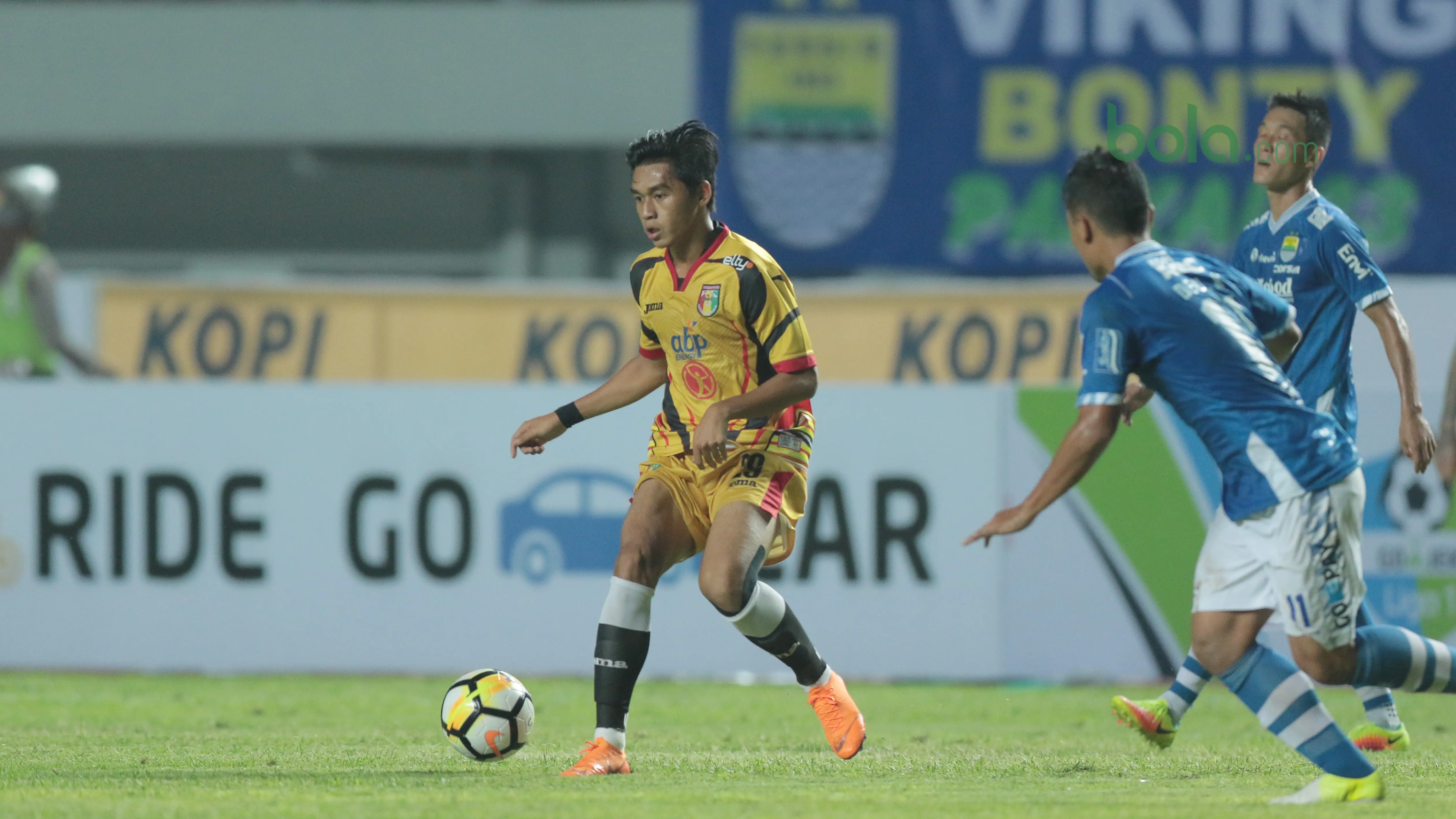 Pemain Mitra Kukar, Septian David mencoba menerobos pertahanan Persib Bandung pada laga Liga 1 Indonesia di GBLA, (8/4/2018). Persib menang 2-0. (Bola.com/Nick Hanoatubun)