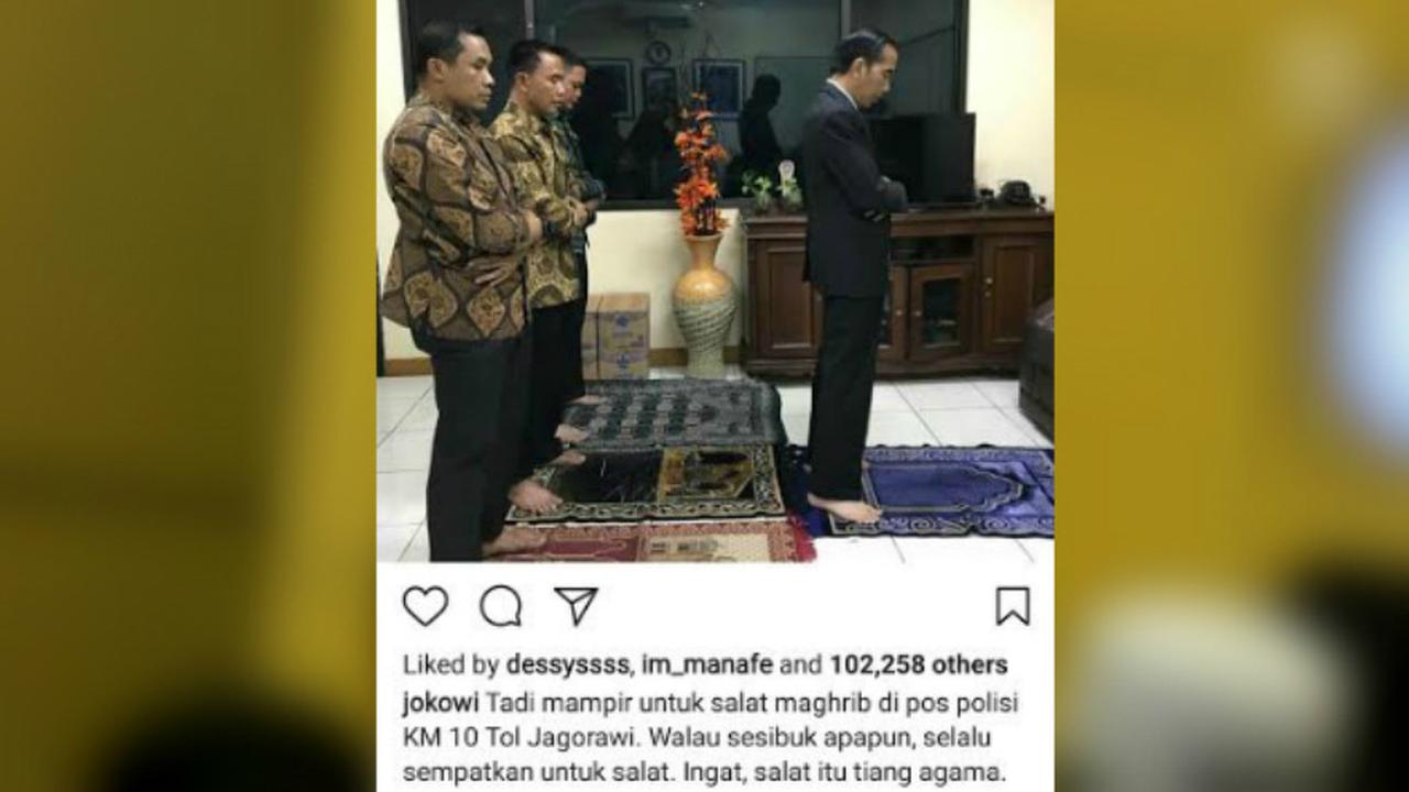 Presiden Jokowi solat Magrib berjamaah di Pos Polisi Tol Jagorawi. 