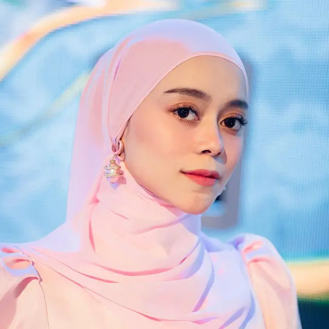 Penampilannya Selalu Stylish, 6 Gaya Hijab Lesty Kejora Ini Pernah Jadi Sorotan