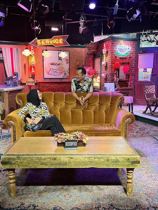 Kunjungan Zaskia Adya Mecca di Amerika Serikat selama dua minggu benar-benar terasa emosional. Puncaknya, saat mengunjungi studio yang jadi lokasi syuting serial legendaris Friends. Serial yang bikin karier Jennifer Aniston mengangkasa ini rupanya membekas di benak Nyonya Hanung Bramantyo. Ia sampai nangis bisa masuk ke lokasi syuting Friends. (Foto: Dok. Instagram @zaskiadyamecca)