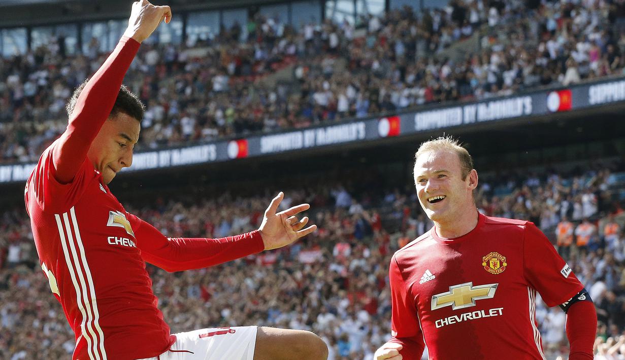 Jesse Lingard  merayakan golnya ke gawang Leicester City  bersama Wayne Rooney pada ajang Community Shield di Stadion Wembley, London,Minggu,(7/8/2016). MU menang 2-1. (AP Photo/Frank Augstein)