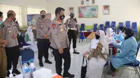 Kapolda Banten, Irjen Pol Rudy Heriyanto, Meninjau Gerai Vaksin Presisi Untuk Pelajar Di Kota Serang. (Senin, 19/07/2021). (Dokumentasi Polres Serang Kota).