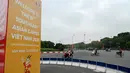 <p>Pengendara mobil melewati tanda untuk Pesta Olahraga Asia Tenggara (Southeast Asian Games) atau biasa disingkat SEA Games ke-31, sehari sebelum upacara pembukaan di Hanoi, Vietnam, Rabu (11/5/2022). SEA Games 2021 akan dibuka pada 12 Mei 2022 di Stadion My Dinh dengan mempertandingkan 40 cabang olahraga (cabor) dalam 526 nomor. (TANG CHHIN Sothy / AFP)</p>