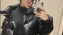 Gaya OOTD kasual Lee Hi serba hitam ini pun bisa jadi pilihan. Dirinya bahkan melengkapi penampilan dengan kacamata frame hitam serta jepitan rambut dan pop socket hp dengan warna senada. (Liputan6.com/IG/@leehi_hi)