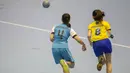 Pebola tangan putri Indonesia, Gadis Risma, beradu cepat dengan pebola tangan putri Filipina, Ysabel Esguerra, pada International Handball Federation Trophy 2016 di Jakarta, Sabtu (5/3/2016). (Bola.com/Vitalis Yogi Trisna)