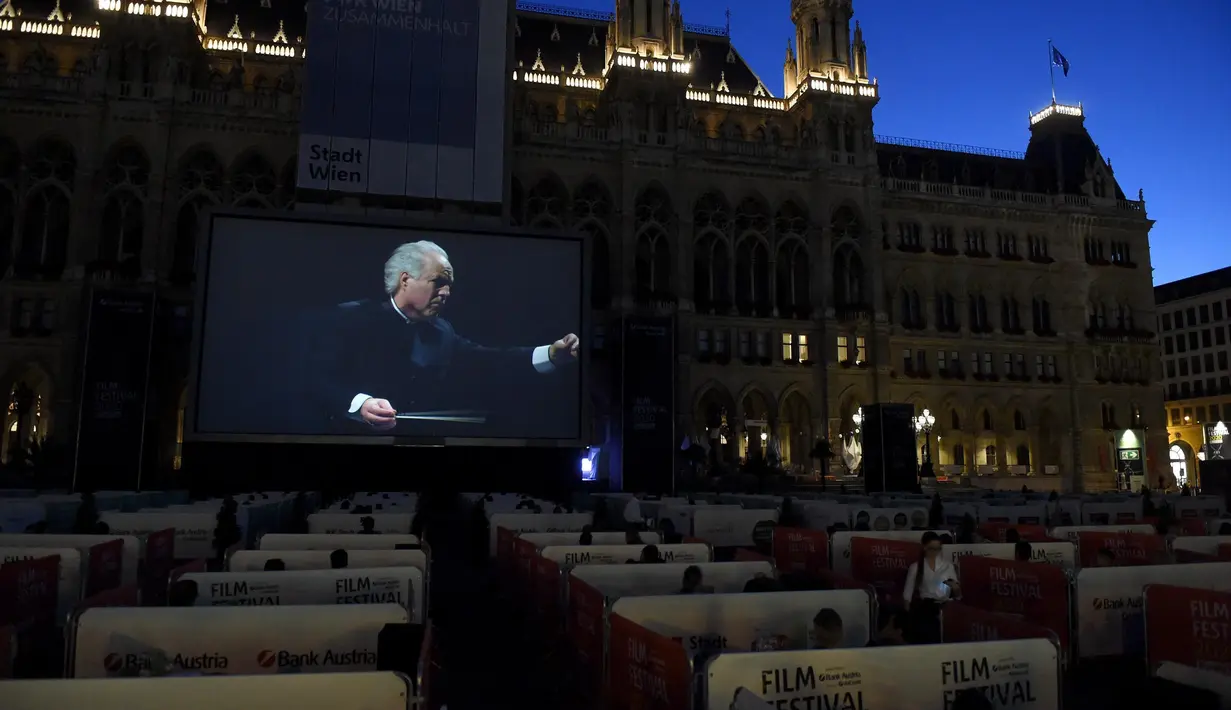 Para penonton menyaksikan opera Fidelio karya Beethoven dalam kotak-kotak terpisah selama Festival Film di Rathausplatz, Wina, Austria (4/7/2020). Festival Film di Rathausplatz, Wina, tahun ini dibuka pada Sabtu (4/7). (Xinhua/Guo Chen)