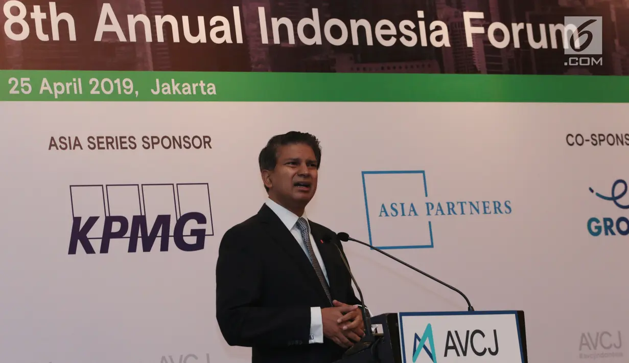 Managing Director dan Chief Economist, DBS Group Research Taimur Baig memberikan keynote speech dalam forum Asian Venture Capital Journal (AVCJ) di Jakarta, Kamis (25/4). AVCJ ke-8 ini mengumpulkan para pemimpin investasi dari seluruh Asia bertemu selama sehari. (Liputan6.com/Angga Yuniar)