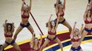 Cleveland Cavaliers Cheerleaders saat tampil pada laga NBA di Quicken Loans Arena, Cleveland, Ohio, AS. (AFP/Timothy A. Clary)