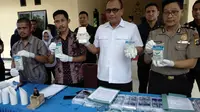 Polisi saat menggelar pengungkapan kasus garam ilegal di Sulawesi Tenggara. Foto: (Ahmad Akbar Fua/Liputan6.com)