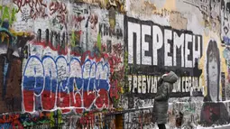 Tembok Tsoi merupakan sebuah tugu peringatan untuk Viktor Tsoi, seorang idola rock Rusia yang meninggal dalam kecelakaan mobil pada 1990. (NATALIA KOLESNIKOVA/AFP)