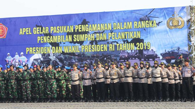 Anggota Polri dan prajurit TNI mengikuti apel bersama untuk pengamanan pelantikan Presiden dan Wakil Presiden terpilih di Silang Monas, Jakarta, Kamis (17/10/2019). Sebanyak 31 ribu personel gabungan TNI-Polri akan diterjunkan untuk mengamankan pelantikan pada 20 Oktober. (merdeka.com/Imam Buhori)