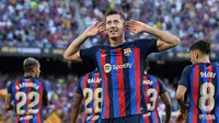 Pemain Barcelona, Robert Lewandowski melakukan selebrasi setelah mencetak gol ke gawang Real Valladolid pada laga Liga Spanyol 2022/2023 yang berlangsung di Stadion Camp Nou, Barcelona, 28 Agustus 2022. (AFP/Josep Lago)