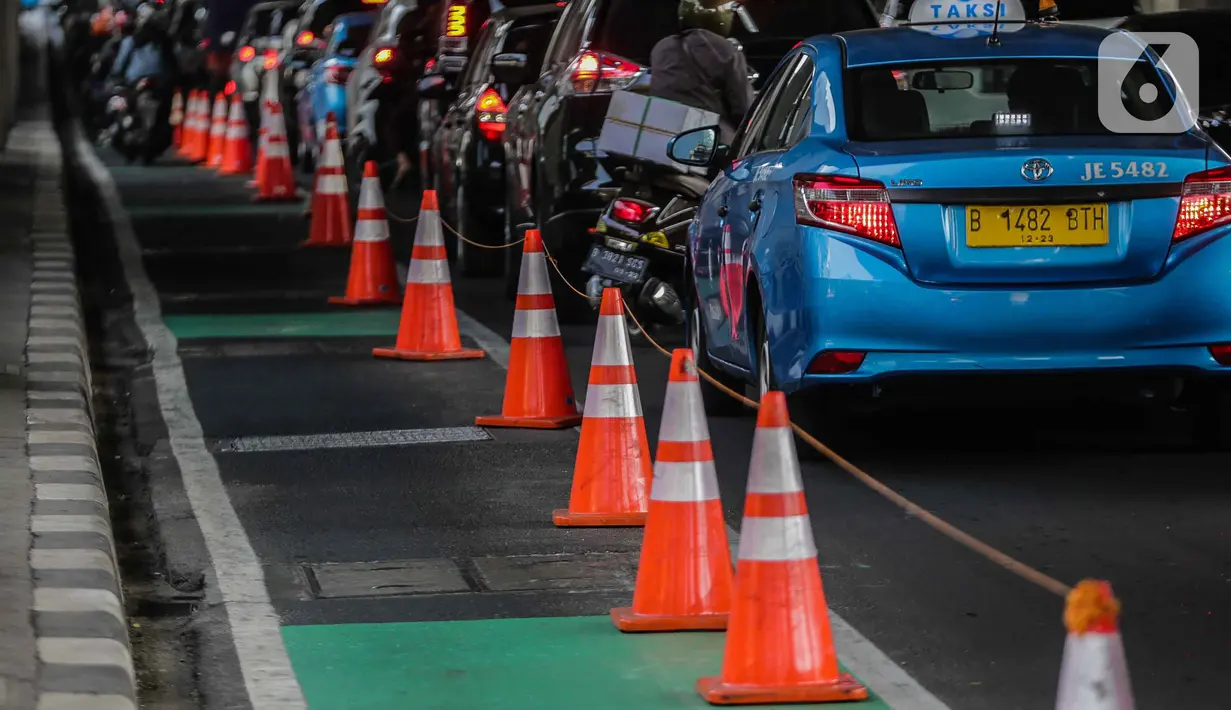 Kendaraan melintas di samping jalur khusus sepeda di Jalan Fatmawati Raya, Jakarta Selatan, Rabu (30/10/2019). Penundaan pembangunan jalur sepeda pada 2020 lantaran Komisi B ingin mengetahui rencana induk pembangunan jalur sepeda secara keseluruhan. (Liputan6.com/Faizal Fanani)