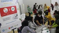 Karyawan Bank DBS Indonesia dan warga berpartisipasi dalam composting workshop pada Festival #MakanTanpaSisa di Komplek Vida Bekasi, Mustika Jaya, Bekasi. Workshop ini mengajarkan cara mengolah sampah makanan menjadi pupuk kompos melalui teknik biokonversi sampah. (Liputan6.com)