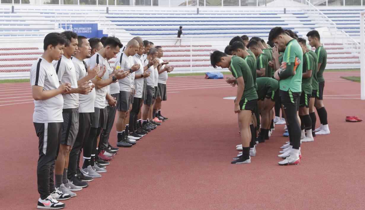 Para pemain Timnas Indonesia U-22 bersama pelatih dan official doa bersama saat latihan di Stadion Rizal Memorial, Manila, Senin (25/11). Latihan ini persiapan jelang laga SEA Games 2019 melawan Thailand. (Bola.com/M Iqbal Ichsan)