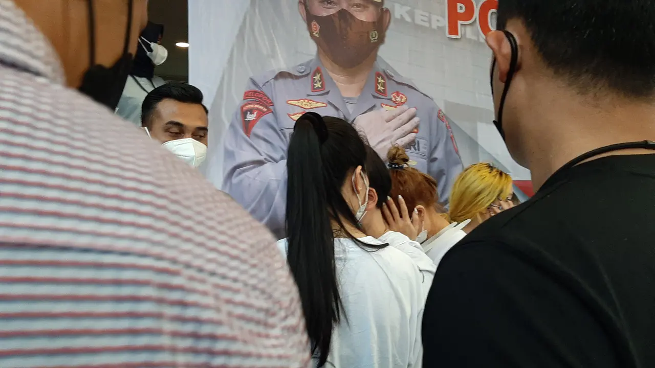 Sebanyak 48 orang Warga Negara Asing (WNA) diringkus atas tuduhan pemerasan. Modusnya, mengajak pria atau wanita untuk diajak video call mesum.