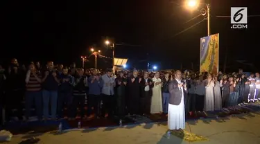 Puluhan warga Gaza menjalankan ibadah salat Tarawih di pinggiran jalan. 