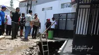 Penjabat (Pj) Wali Kota Malang Wahyu Hidayat saat meninjau tembok penahan air di yang jebol akibat banjir. (Istimewa)