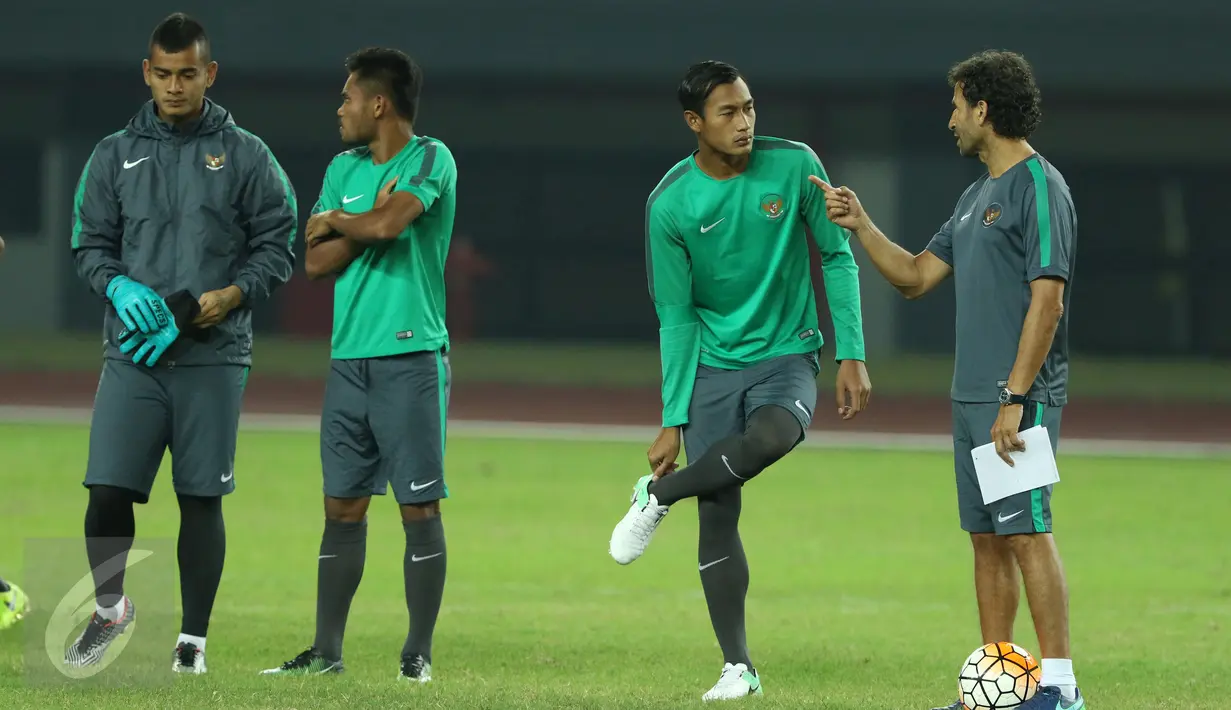 Pelatih Timnas Indonesia U-22 Luis Milla (kanan) berbincang dengan Hansamu Yama Pranata jelang latihan uji lapangan di Stadion Patriot Candrabhaga, Bekasi, Selasa (4/4). Timnas U-22 akan melawan Persija pada Rabu (5/4). (Liputan6.com/Helmi Fithriansyah)