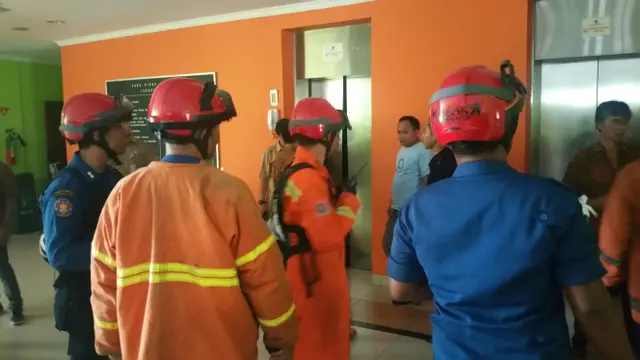 Petugas Suku Dinas Kebakaran dan Penyelamatan Jakarta Timur melakukan evakuasi terhadap dokter yang terjebak dalam lift (Liputan6.com/Nanda Perdana Putra).