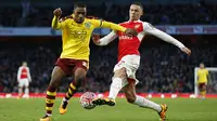 Pemain Arsenal, Kieran Gibbs, menghadang pergerakan pemain Burnley, Tendayi Darikwa. Pada laga itu The Gunners menguasai jalannya pertandingan dengan penguasaan bola 63 persen. (Reuters/John Sibley)