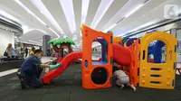 Petugas membersihkan tempat bermain anak dengan mendisinfeksi sejumlah fasilitas di Lippo Malls Puri, Jakarta, Jumat (06/3/2020). Petugas juga membersihkan di beberapa titik yang banyak dilalui atau digunakan pengunjung seperti tombol lift, hand rail eskalator. (Liputan6.com/Fery Pradolo)