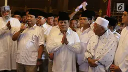 Ketum Partai Gerindra Prabowo Subianto didampingi Mayjen (Purn) Sudrajat dalam konferensi pers di Hambalang, Jawa Barat, Sabtu (9/12). Mayjen (Purn) Sudrajat diusung sebagai bakal calon gubernur pada Pilkada Jawa Barat 2018. (Liputan6.com/Faizal Fanani)