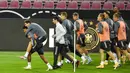 Pemain Jerman Serge Gnabry (kiri) berlari dengan menggendong Leon Goretzka saat sesi latihan jelang menghadapi Swiss pada pertandingan UEFA Nations League di Cologne, Jerman, Senin (12/10/2020). Jerman akan menghadapi Swiss pada Rabu (14/10/2020) dini hari WIB. (AP Photo/Martin Meissner)