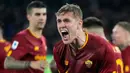 Pemain AS Roma Ola Solbakken melakukan selebrasi usai mencetak gol ke gawang Verona pada pertandingan sepak bola Liga Italia di Stadion Olimpiade Roma, Italia, 19 Februari 2023. AS Roma mengalahkan Verona dengan skor 1-0. (AP Photo/Andrew Medichini)
