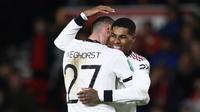 Selebrasi pemain MU, Marcus Rasford dan Wout Weghorst dalam pertandingan semi final leg pertama Carabao Cup 2022/2023 di The City Ground, Kamis (26/1/2023). Rashford dan Weghorst masing-masing mencetak satu gol dalam pertandingan tersebut. (AFP/Darren Staples)