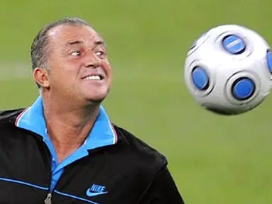 Coach of the Turkish team Fatih Terim plays with the ball during a training session in Madrid, on March 27, 2009, on the eve of a FIFA World Cup South Africa 2010 qualifier match against Spain. AFP PHOTO/PIERRE-PHILIPPE MARCOU