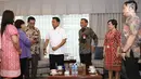 Kepala Staf Kepresidenan Jenderal (Purn) Moeldoko bersama Wapemred SCTV Endah Saptorini, Corsec SCM Gilang Iskandar, Dirut Indosiar Imam Sudjarwo, Direktur Programming SCM Harsiwi Achmad dan pejabat EMTEK, Jakarta, Kamis (22/3). (Liputan6.com/AnggaYuniar)