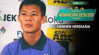 Wawancara Eksklusif Henhen Herdiana (Bola.com/ FOTO: Kukuh Saokani/ GRAFIS: Adreanus Titus)